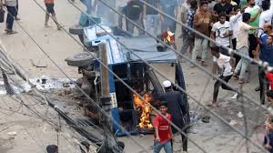 পুরান ঢাকায় বৈষম্যবিরোধী আন্দোলনের প্রতিবাদে পুলিশের গাড়িতে আগুন ও ভাঙচুর