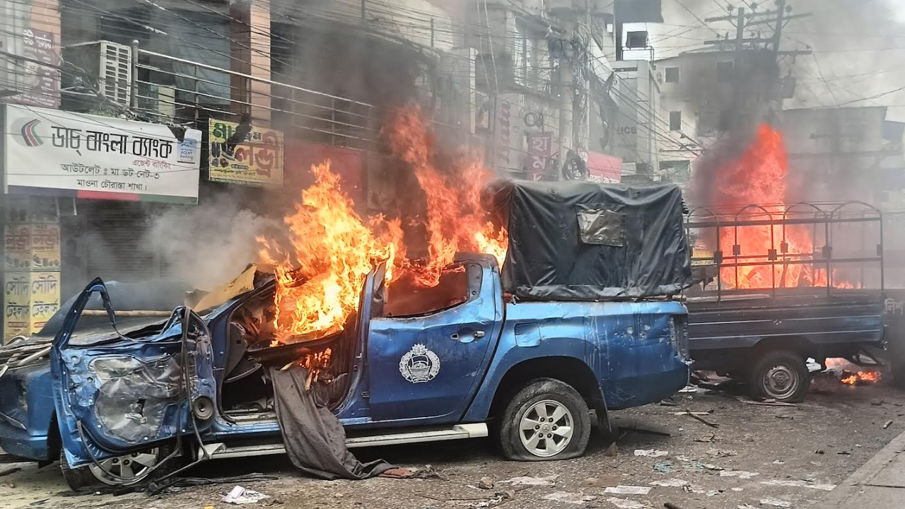 গাজীপুরে পুলিশের সঙ্গে শিক্ষার্থীদের ব্যাপক সংঘর্ষে, পুলিশের গাড়ি-বক্সে আগুন