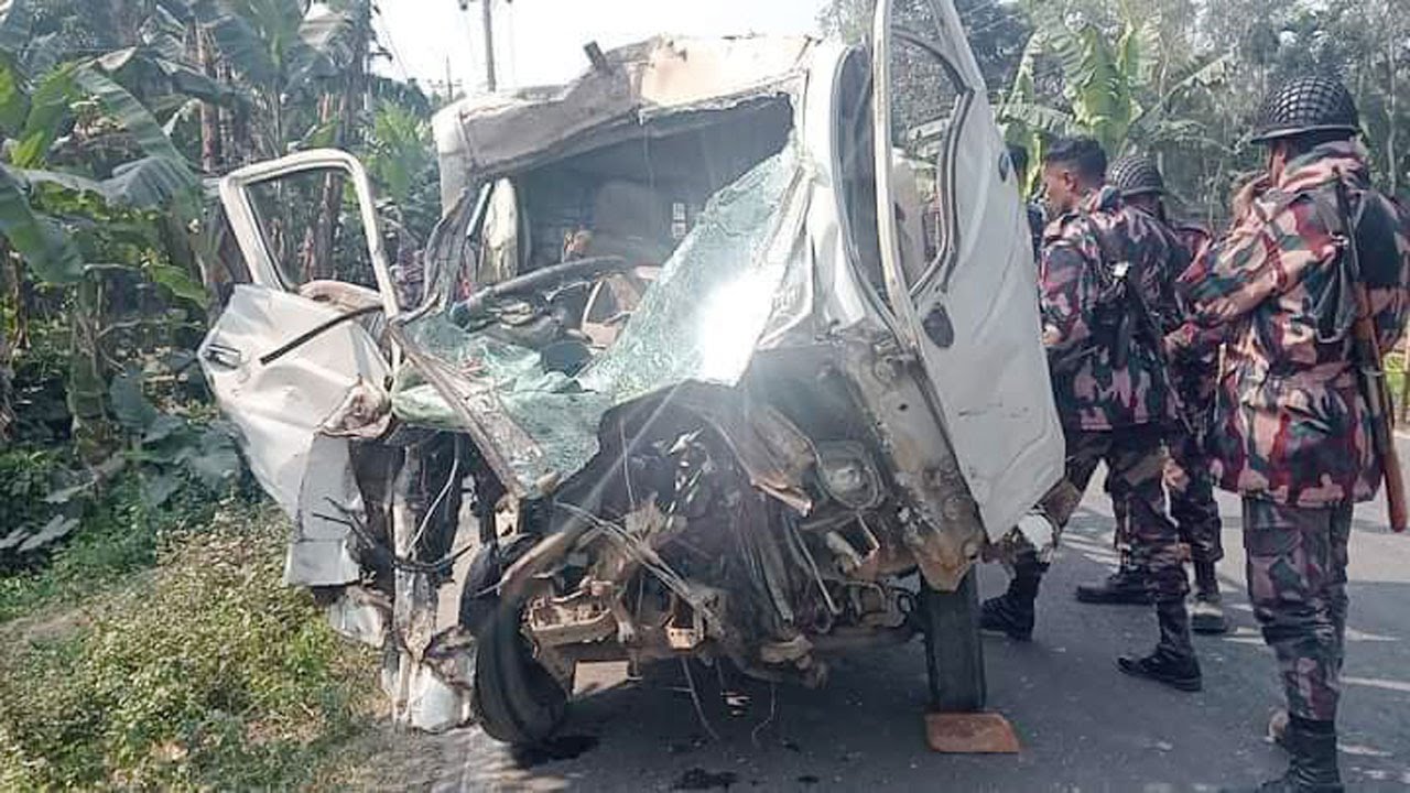 বিজিবির টহল গাড়ির সাথে বাসের সংঘর্ষ, ৮ জন আহত