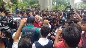 ঢাকা বিশ্ববিদ্যালয়ে 'মার্চ ফর জাস্টিস' কর্মসূচিতে পুলিশের বাধা