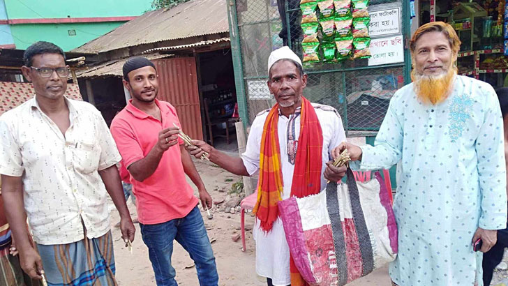 ৩০ বছর ধরে রোজাদারদের বিনা টাকায় যে সেবা দিচ্ছেন মাহতাব